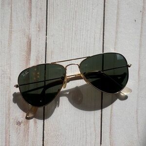 Ray-Ban Men’s Gold Aviator Sunglasses, Green Lens Classic Pilot Style, Small